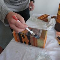 Mit Leim beklebt